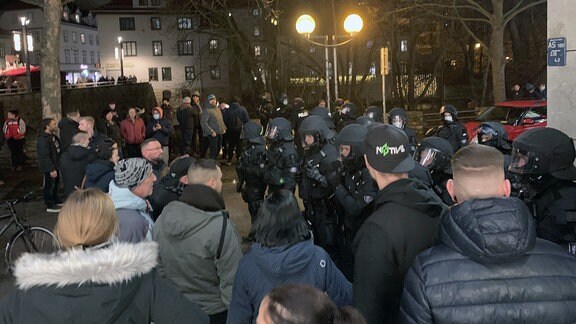 Polizisten und Protestierende stehen sich in Erfurt gegenüber.