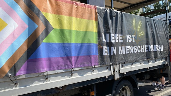 Banner am Paradewagen des CSD