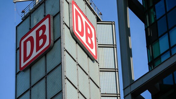 Das Logo der Deutschen Bahn ist an der Fassade am Berliner Hauptbahnhof zu sehen. 