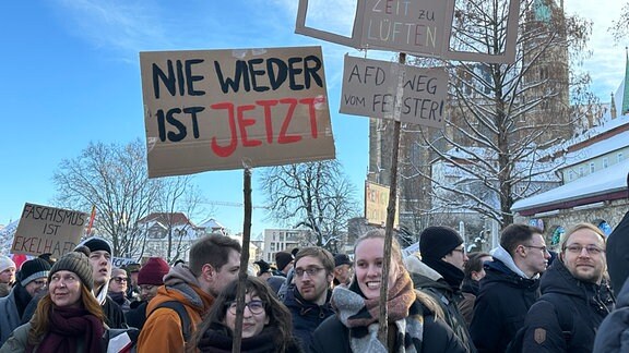Menschen auf Demonstration auf Erfurter Domplatz mit Plakaten und Transparenten gegen rechts und AfD