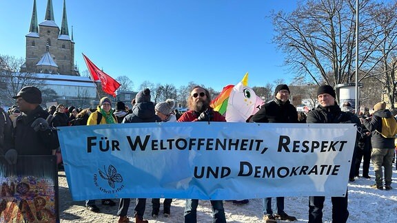 Menschen auf Demonstration auf Erfurter Domplatz mit Plakaten und Transparenten gegen rechts und AfD