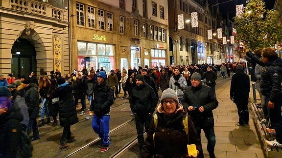 Menschen in der Erfurter Innenstadt. 