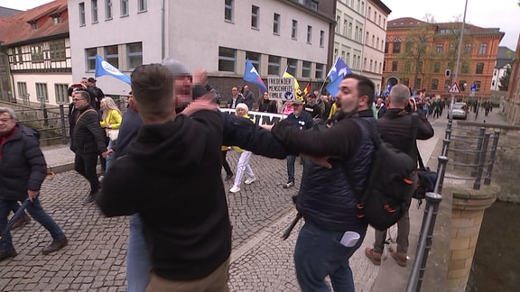 Rangelei mit drei Beteiligten am Rande einer Demo 