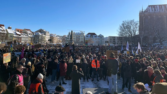 Demonstration gegen rechts auf Erfurter Domplatz mit Plakaten und Transparenten
