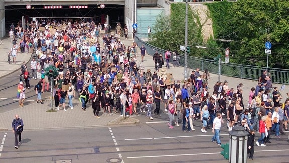 Die Demonstranten ziehen vom Anger zum Landtag, hier durch den Bahnhof.