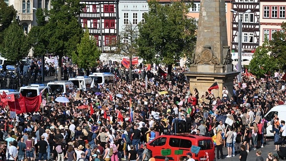 Durch Polizeifahrzeuge abgesicherter Demonstrationszug in Erfurt.