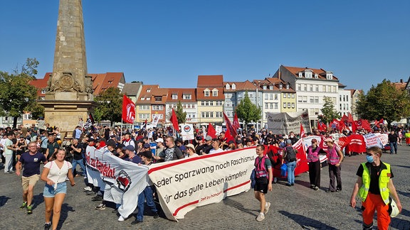 Demonstrierende auf dem Domplatz in Erfurt mit Bannern und Transparenten