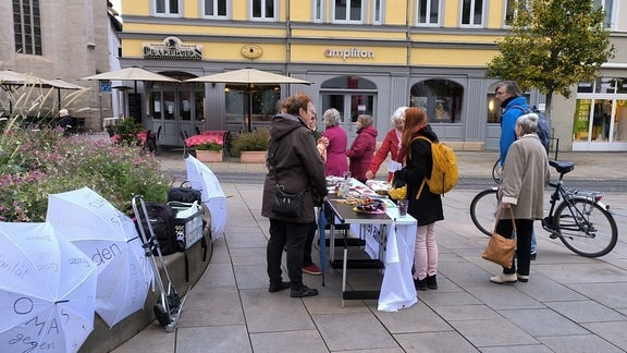 Teilnehmerinnen von Omas gegen Rechts am Stand in Erfurt