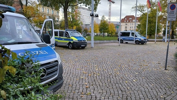 Polizeiwagen an der Erfurter Staatskanzlei
