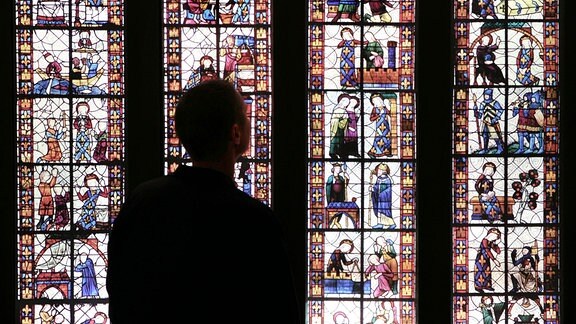 Nachbildungen der Kirchenfenster aus der Kirche Sainte-Radegonde in Poitiers (Frankreich) sind 2006 in der Ausstellung "Radegunde - Ein Frauenschicksal zwischen Mord und Askese" im Stadtmuseum Erfurt zu sehen.