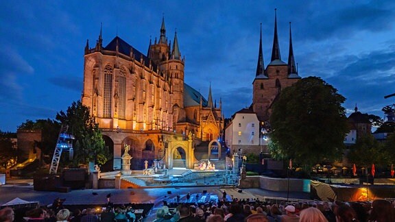 Szene waehrend einer der Proben der Oper Fausts Verdammnis von Hector Berlioz für die Domstufen-Festspiele am 05.07.2023 vor der Kulisse des Mariendoms und St. Severi Kirche in Erfurt.