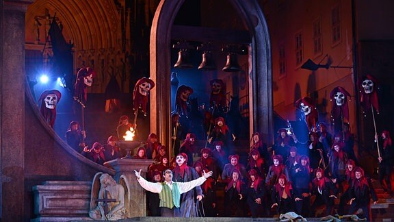 Solisten und Chor proben eine Szene der Oper "Fausts Verdammnis" von Hector Berlioz für die Domstufen-Festspiele in Erfurt vor der Kulisse des Mariendoms und St. Severi.