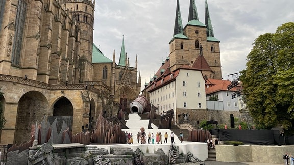 Die Bühne auf den Domstufen, im Hintergrund zwei Kirchen.