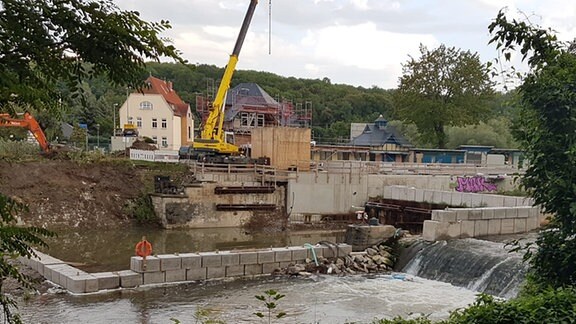 Die Baustelle am Dreibrunnenbad, im Fluss sammeln sich Fäkalien.