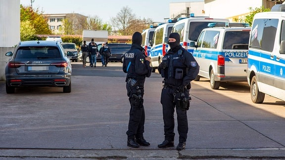 Polizisten bei einer Durchsuchung vor der Spielhalle in Erfurt