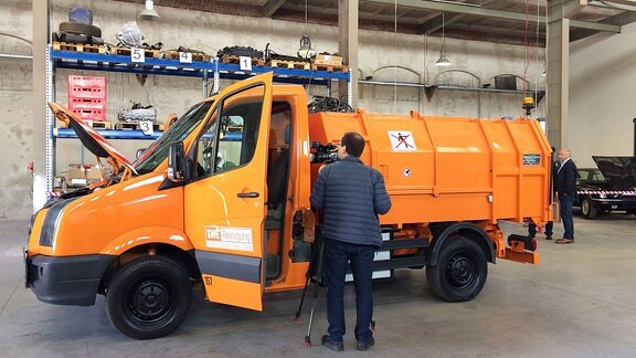 Die Erfurter Stadtwerke schicken zum Leeren ihrer Papierkörbe künftig auch ein Elektro-Müllauto auf die Straße. Das Fahrzeug ist ein Prototyp und wurde im Auftrag der Stadtwerke vom Erfurter Unternehmen Elerra umgebaut.