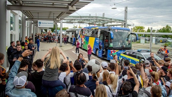 Eine Menschenmenge wartet vor dem Erfurter Flughafen am Bus der englischen Nationalmannschaft.