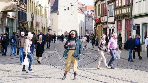 Junge Frau am Beginn der Erfurter Marktstraße
