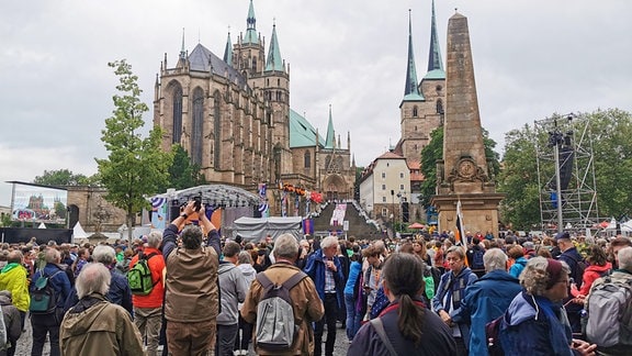 Menschenmenge auf dem Domplatz in Erfurt