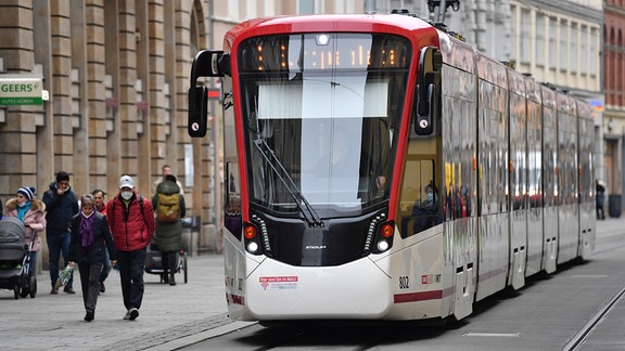 Eine Straßenbahn fährt 2021 durch Erfurt.