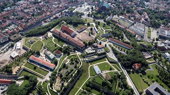 Zitadelle Petersberg mit Stasi-Unterlagen-Behörde, Defensionskaserne und Peterskirche