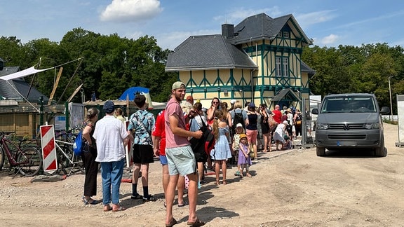 Eine Warteschlange vor dem Dreibrunnenbad in Erfurt