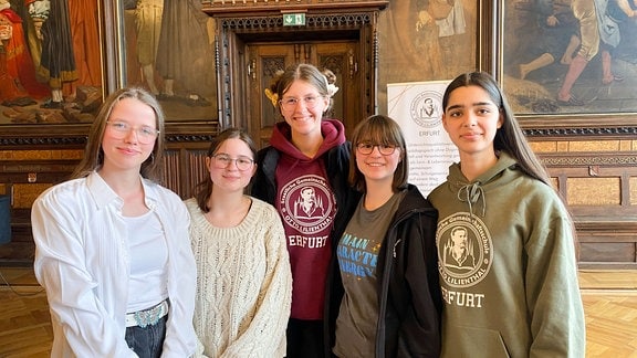 Fünf Schülerinnen stehen in einem Saal im Erfurter Rathaus.