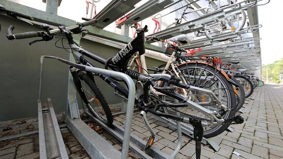 Fahrräder in einer Fahrradstation