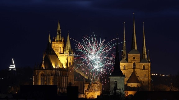 Feuerwerk zu Silvester über der Altstadt von Erfurt 2019