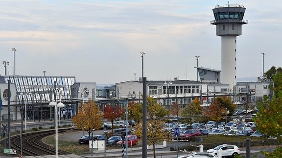 Das Empfangsgebäude und der Tower des Flughafen Erfurt-Weimar. 