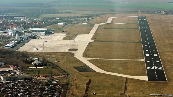 Luftaufnahme des Flughafen Erfurt-Weimar mit seiner Start- und Landebahn