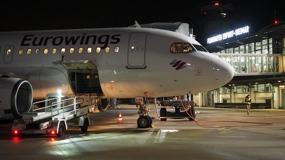 Eurowings-Flugzeug bei Nacht am Flughafen Erfurt-Weimar.