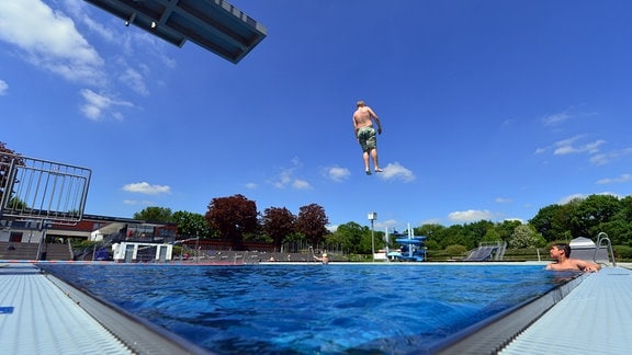 Im Nordbad Erfurt  springt ein Junge ins Wasser