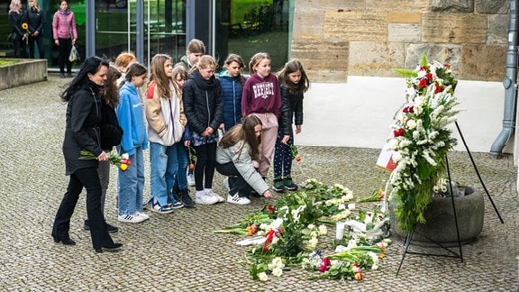 Mit einem stillen Gedenken haben mehr als einhundert Menschen am Erfurter Gutenberg-Gymnasium der Opfer des Amoklaufs von 2002 gedacht. 