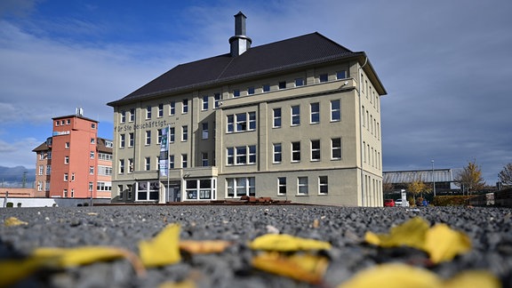 Der Erinnerungsort Topf & Söhne. Ein altes graues Gebäude. 