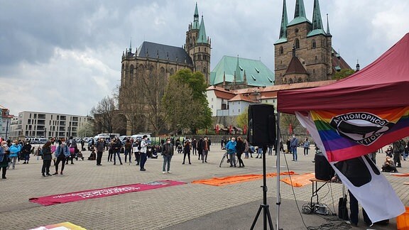 Gegendemo während Kundgebung Rechtsextremer auf Domplatz in Erfurt