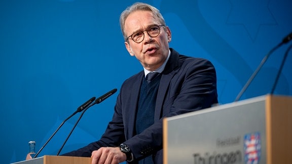 Georg Maier (SPD), Thüringer Minister für Inneres und Kommunales, spricht bei einer Pressekonferenz.