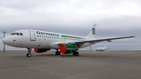 Ein Flugzeug der Fluggesellschaft Germania steht auf dem Flughafen in Erfurt