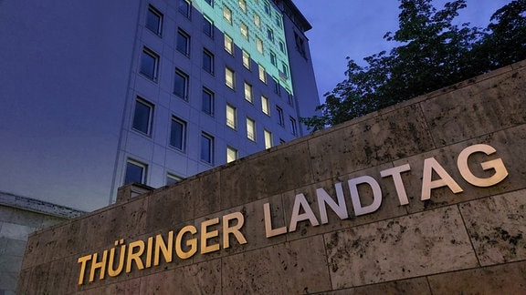 An den Thüringer Landtag in Erfurt werden Artikel des Grundgesetzes projiziert