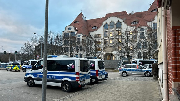 Polizeiautos in Erfurt vor dem Gutenberggymnasium.