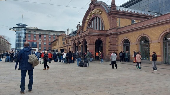Viele Menschen warten auf dem Erfurter Bahnhofsvorplatz