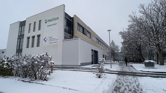 Das Helios-Klinikum Erfurt unter einer Schneedecke