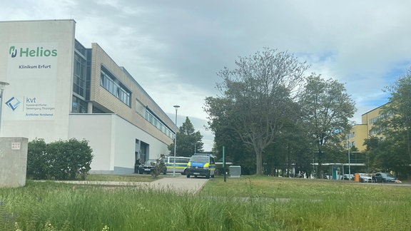 Vor dem Erfurter Helios-Klinikum stehen Polizeiwagen