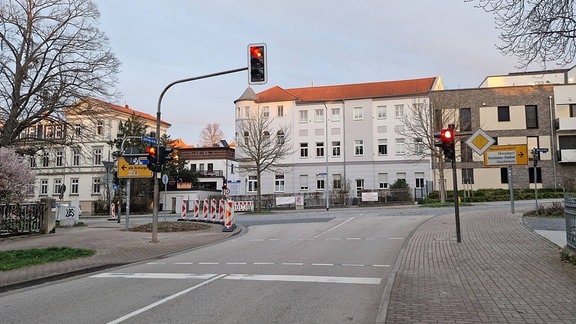 Blick auf die Alfred-Hess-Straße in Erfurt mit roten Ampeln
