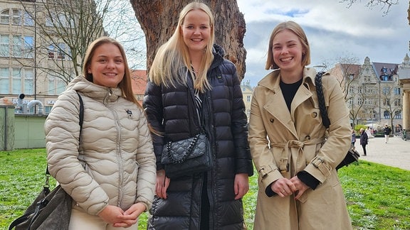 Susan Steger (von links), Ann-Kathrin Leisentritt und Tabea Günther sind 20 Jahre alt und beginnen ihr Medizinstudium nun in Erfurt.  