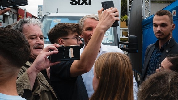 Ein junger Mann macht ein Selfie mit Björn Höcke