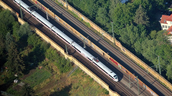 Luftbild eines ICE auf einer Bahnstrecke in Erfurt 