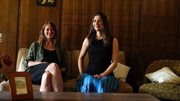Zwei Frauen sitzen auf einem Sofa