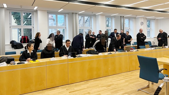 Mehrere Menschen während eines Prozesses am Landgericht Erfurt