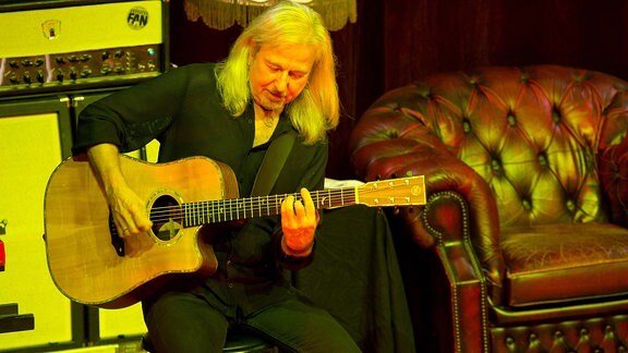 Bernd Römer spielt Gitarre